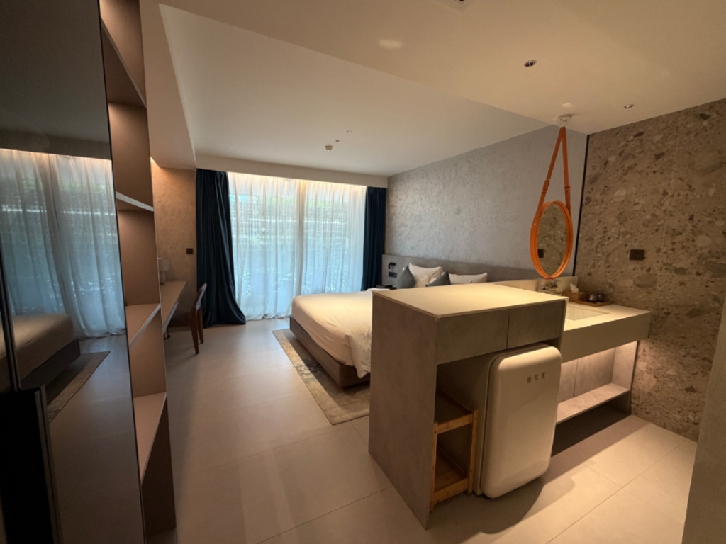 Contemporary Serenity by the Shore | Studio Apartment - photo 1